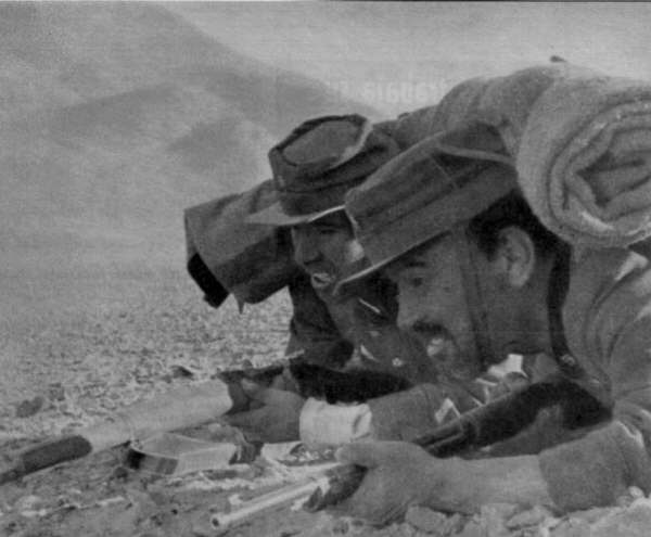  Foto real de soldados Chilenos del 5� de l�nea en combate en 1880, durante la guerra contra Per� y Bolivia. Foto Cortesia del hermano chileno: Jaime Cab.