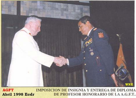 Gral chileno Augusto Pinochet  y el Crnel (1998) ecuatoriano Marco A Jativa (director en ese entonces de la Academia), se dan la mano. Simbolizando la ancestral y eterna amistad militar chileno-ecuatoriana