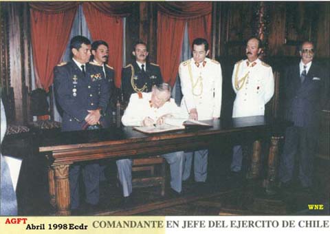 Gral Augusto Pinochet, firma el Libro de visitas de personalidades importantes de la Academia de Guerra del Ecuador