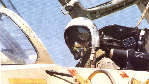 Piloto peruano Sukhoi. Temeroso ante la superioridad aerea ecuatoriana, agacha su cabeza y apaga sus motores.